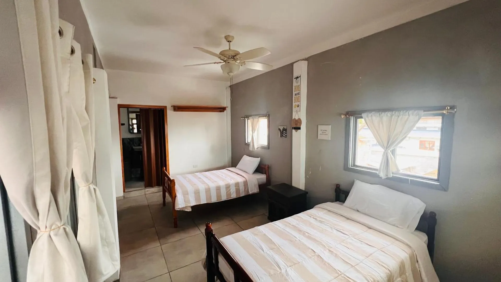 Casa #344 - Habitacion 3 - Full-Twin Bed - Air Conditioning Puerto Ayora