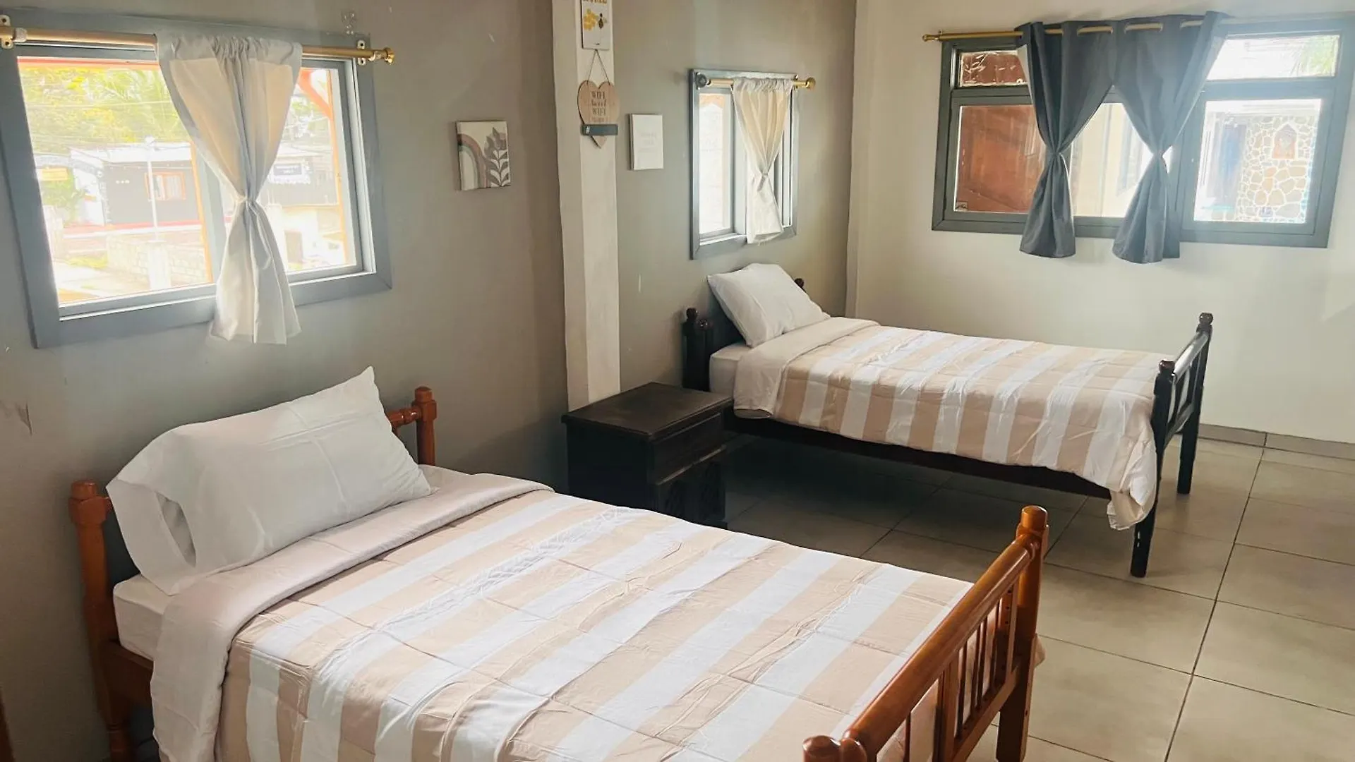 Casa #344 - Habitacion 3 - Full-Twin Bed - Air Conditioning Puerto Ayora  Appartamento